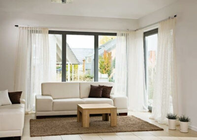 Wehende Gardienen im Wohnzimmer