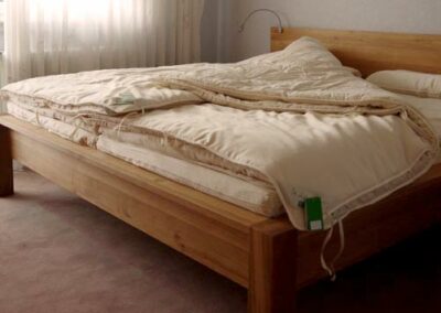 schlafzimmer Bett mit SAMINA Matraze und Decke
