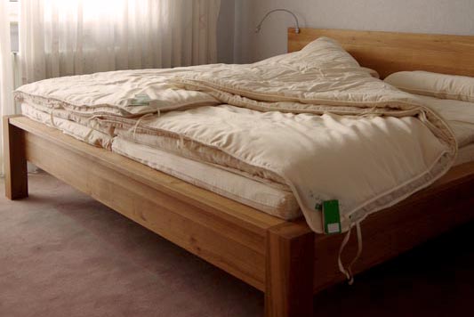 schlafzimmer Bett mit SAMINA Matraze und Decke
